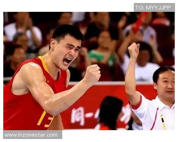 姚明与球迷的精彩互动瞬间图文分享,感受篮球巨星的魅力与温暖 姚明与球迷的精彩互动瞬间图文分享,感受篮球巨星的魅力与温暖