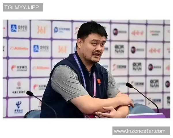 姚明原地灌篮震撼全场展现超凡篮球技巧与力量的完美结合